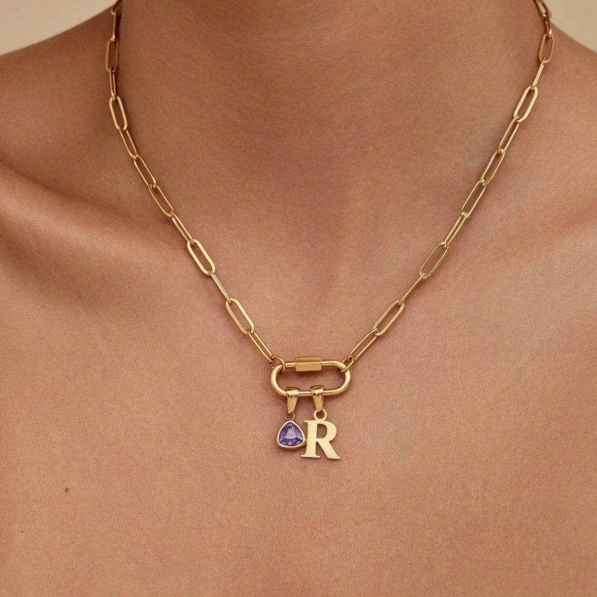 Collar con cierre de mosquetón y colgante, con inicial y piedra de nacimiento