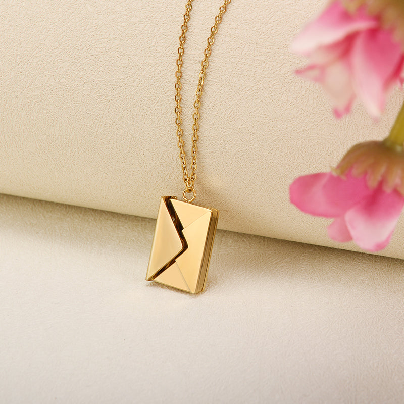 Collar personalizado con sobre y grabado – Mensaje secreto