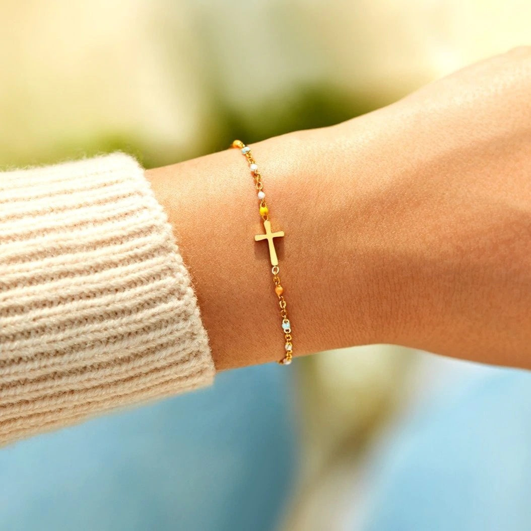 Pulsera con Cruz y Cuentas de Colores – Dorada y Plateada