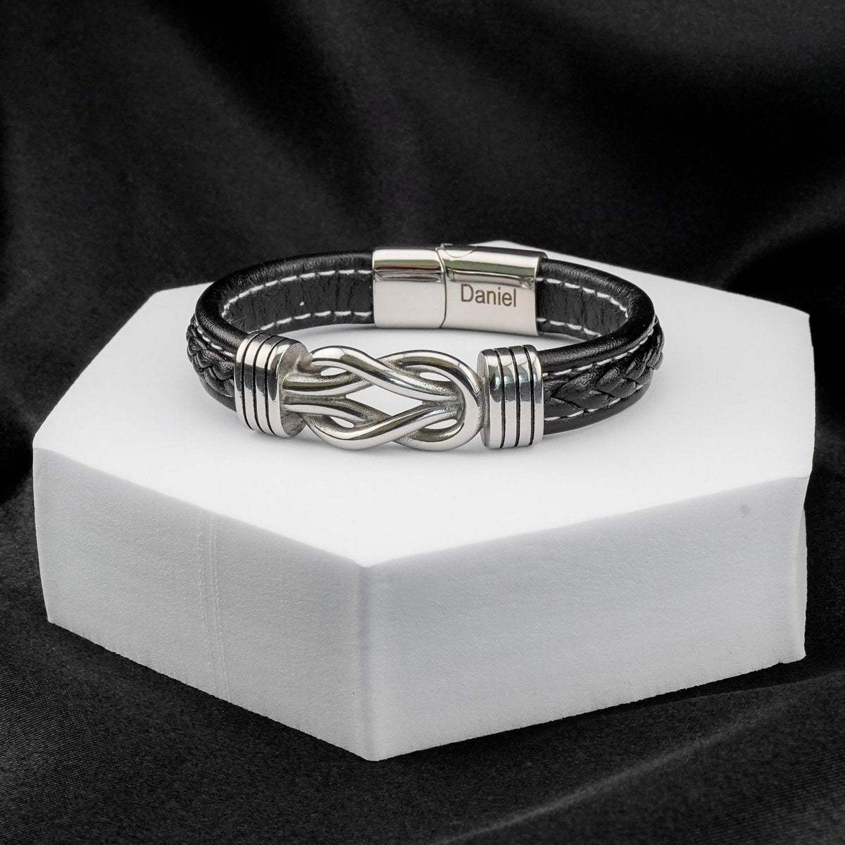 Pulsera masculina personalizada Forever Knot con grabado – Símbolo del amor eterno