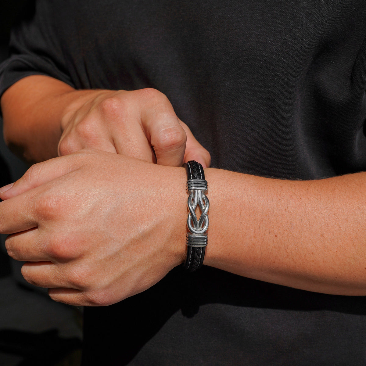 Pulsera masculina personalizada Forever Knot con grabado – Símbolo del amor eterno