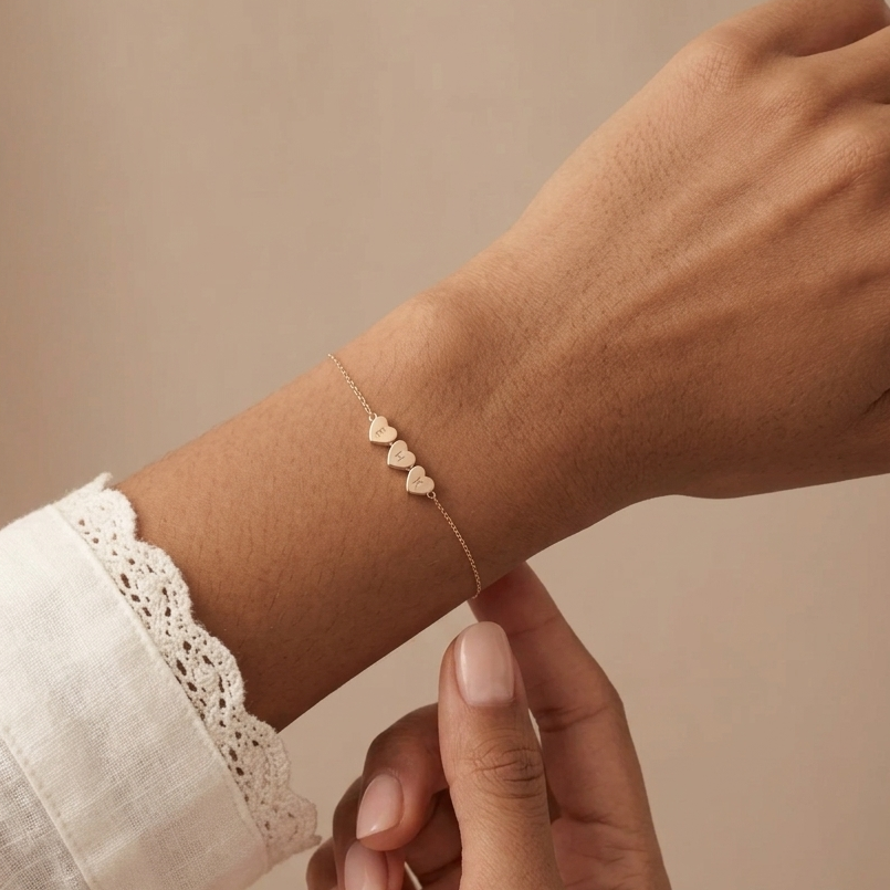 Pulsera personalizada con iniciales en forma de corazones