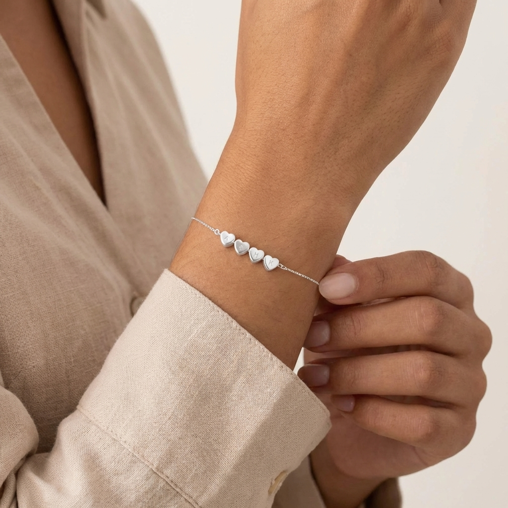 Pulsera personalizada con iniciales en forma de corazones