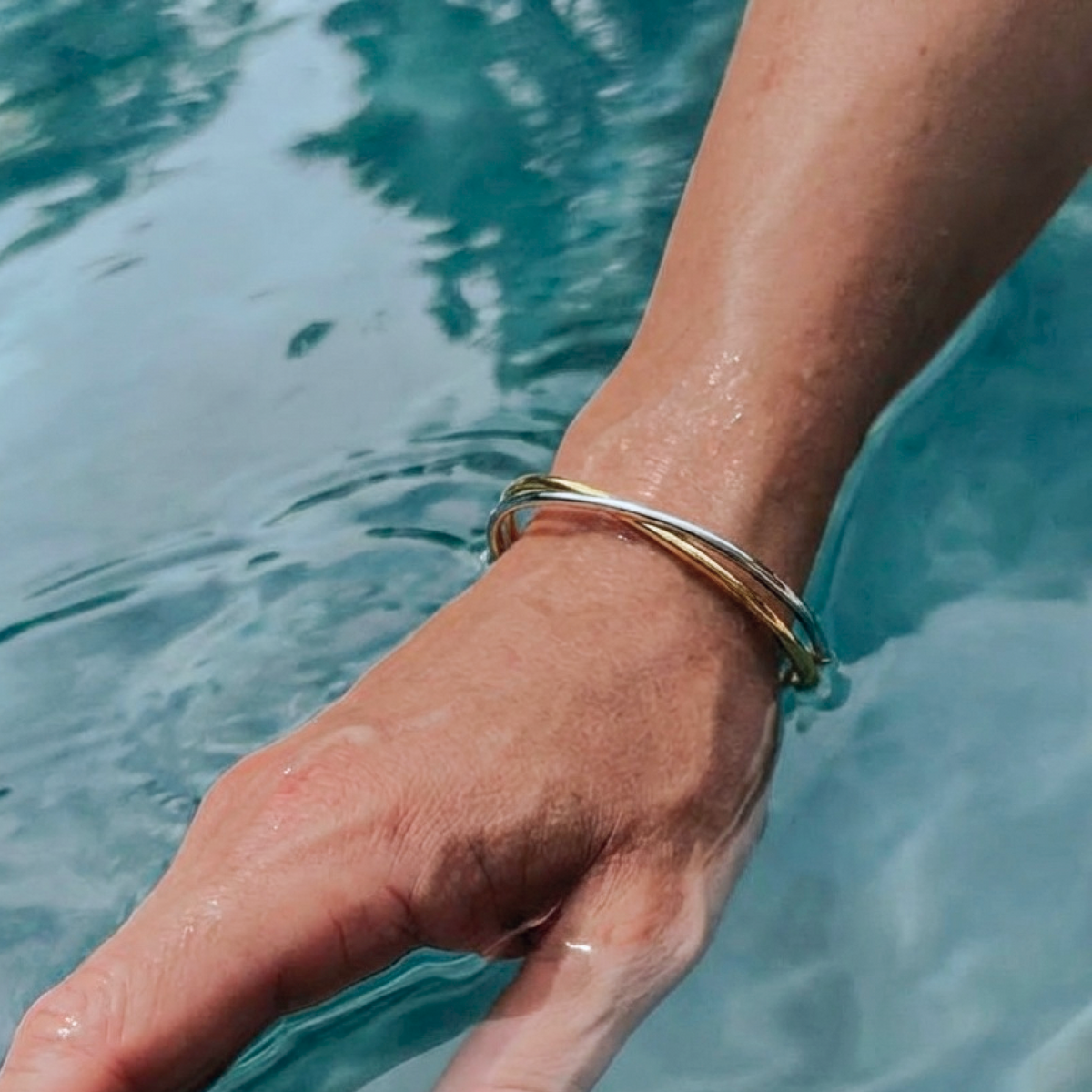 Pulsera doble rígida tipo cuff – chapada en oro de 18K