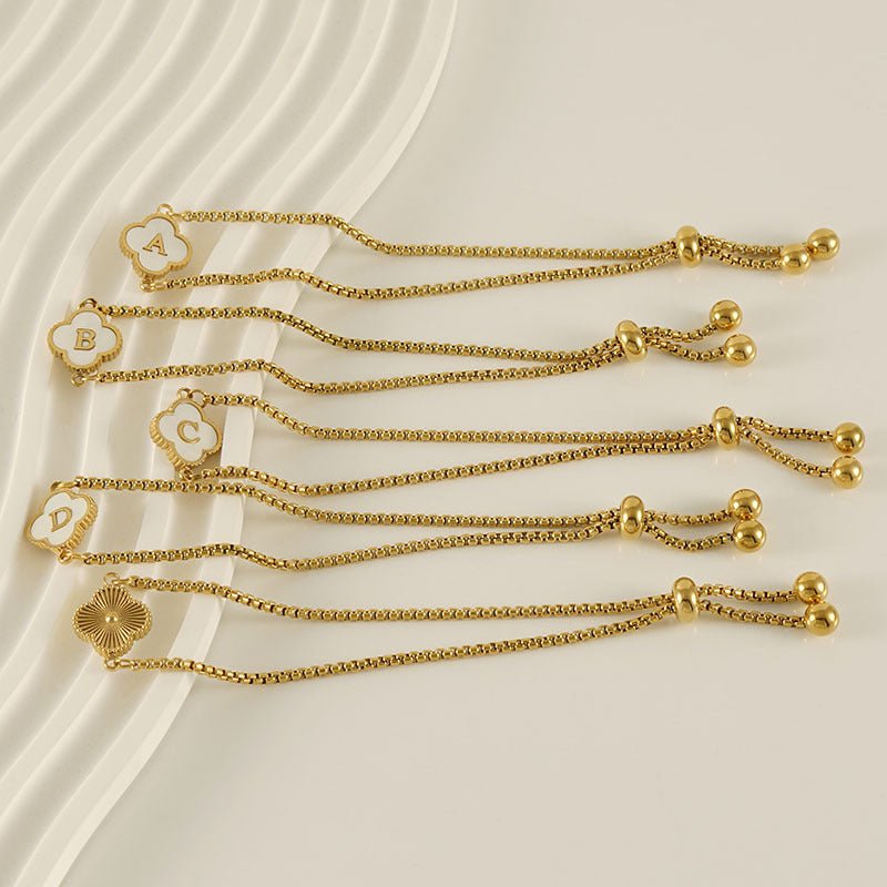 Pulsera con inicial y trébol