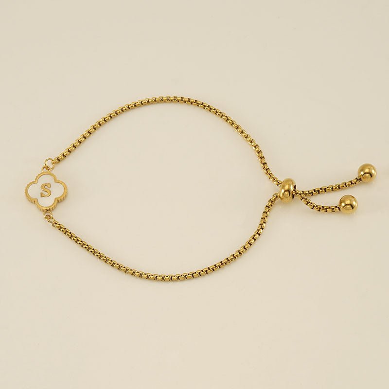 Pulsera con inicial y trébol