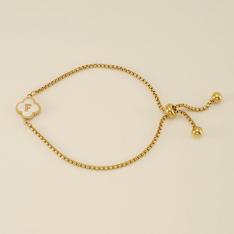 Pulsera con inicial y trébol