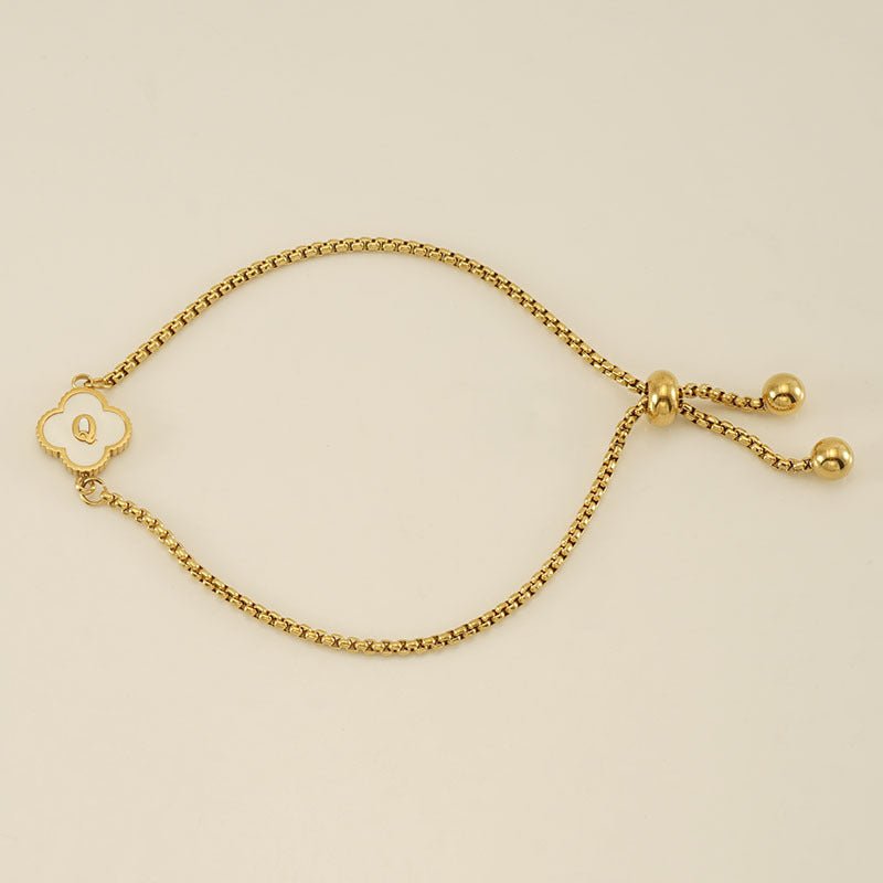 Pulsera con inicial y trébol