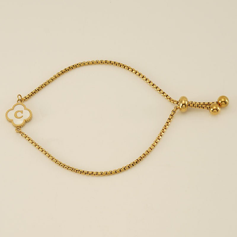Pulsera con inicial y trébol