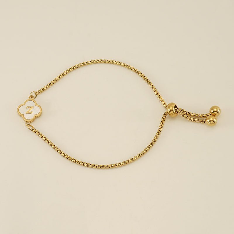 Pulsera con inicial y trébol