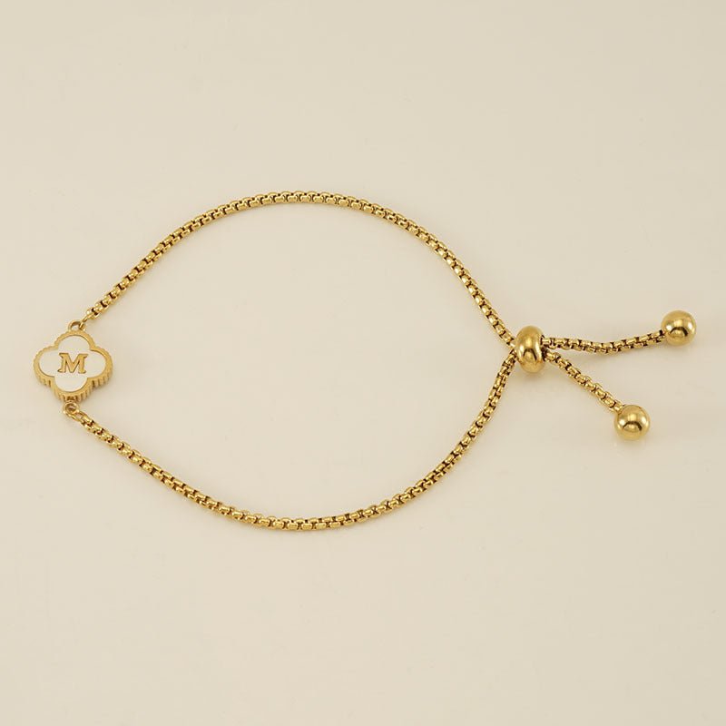 Pulsera con inicial y trébol