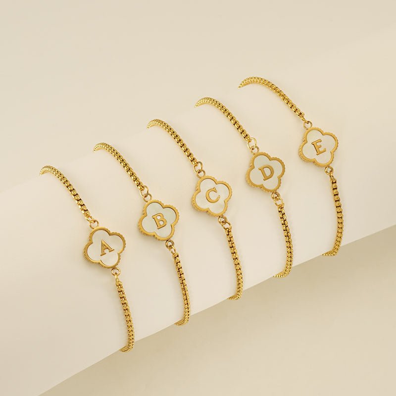 Pulsera con inicial y trébol