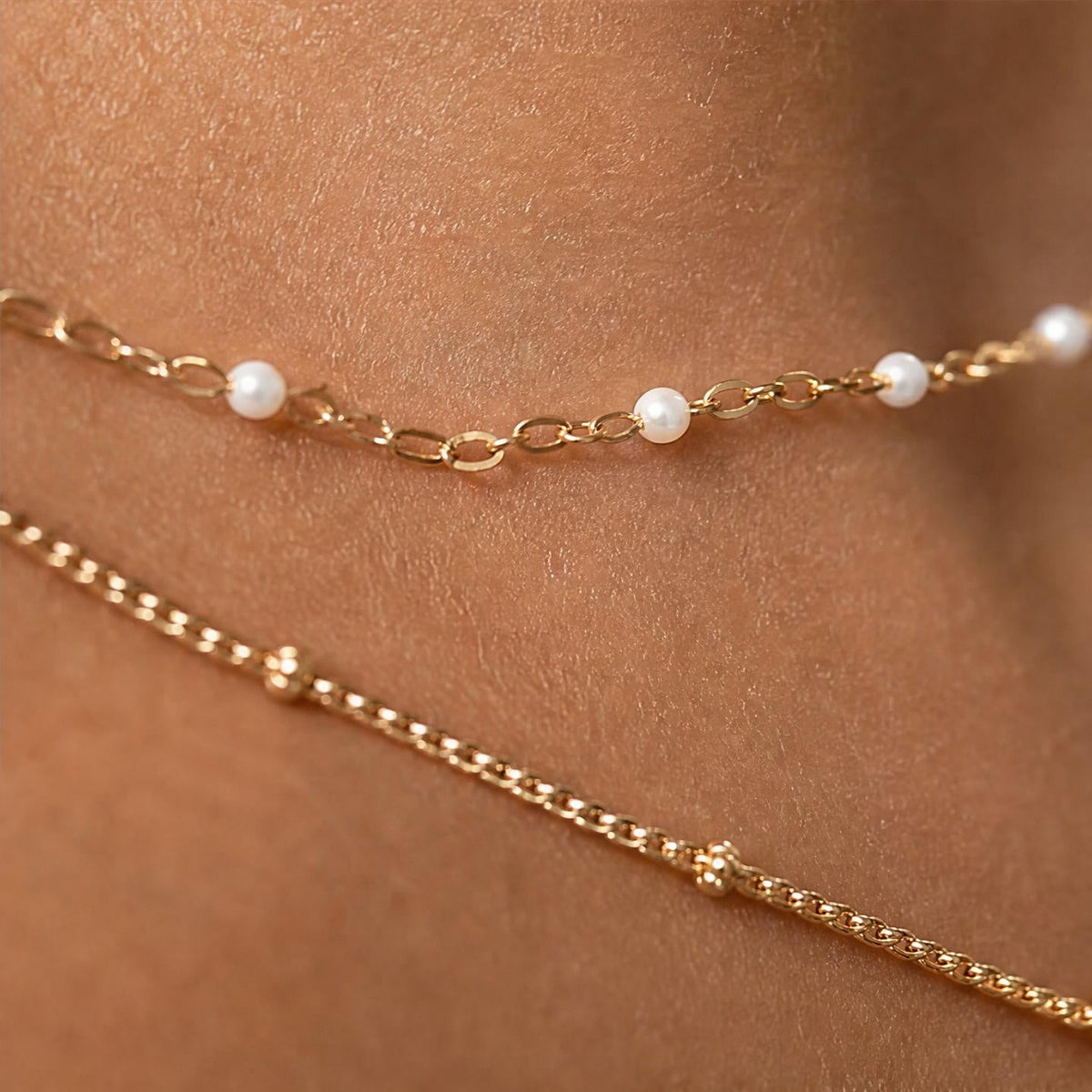 Collar de capas con doble cadena y abalorios
