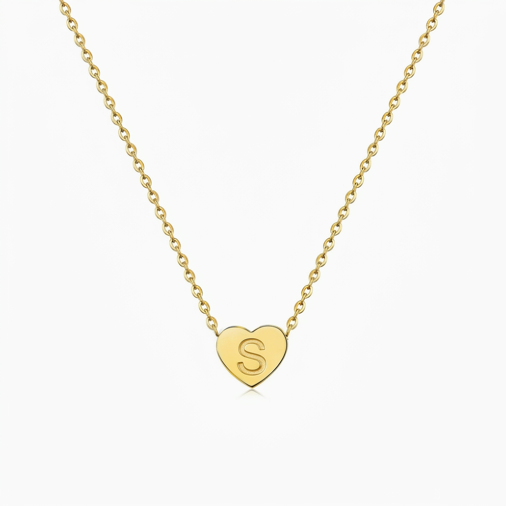 Collar con inicial en forma de corazón