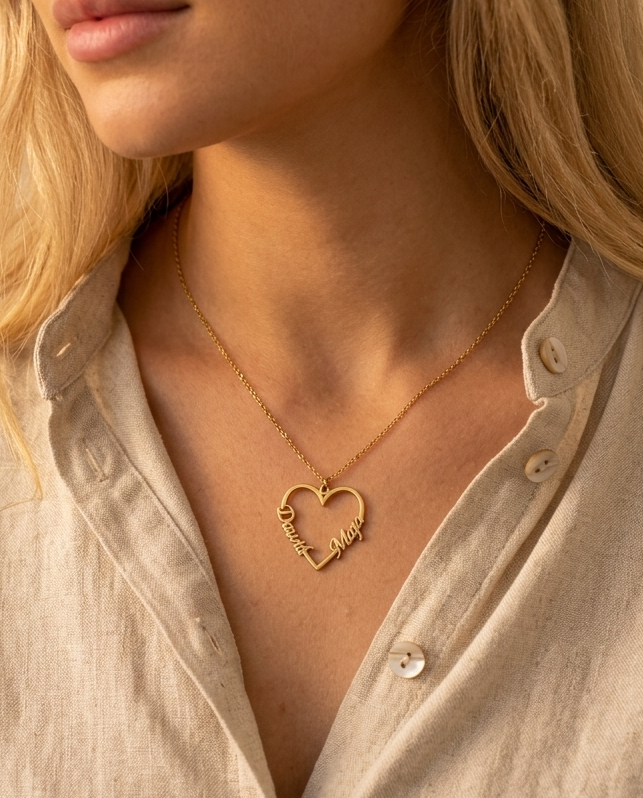 Collar con un corazón y dos nombres