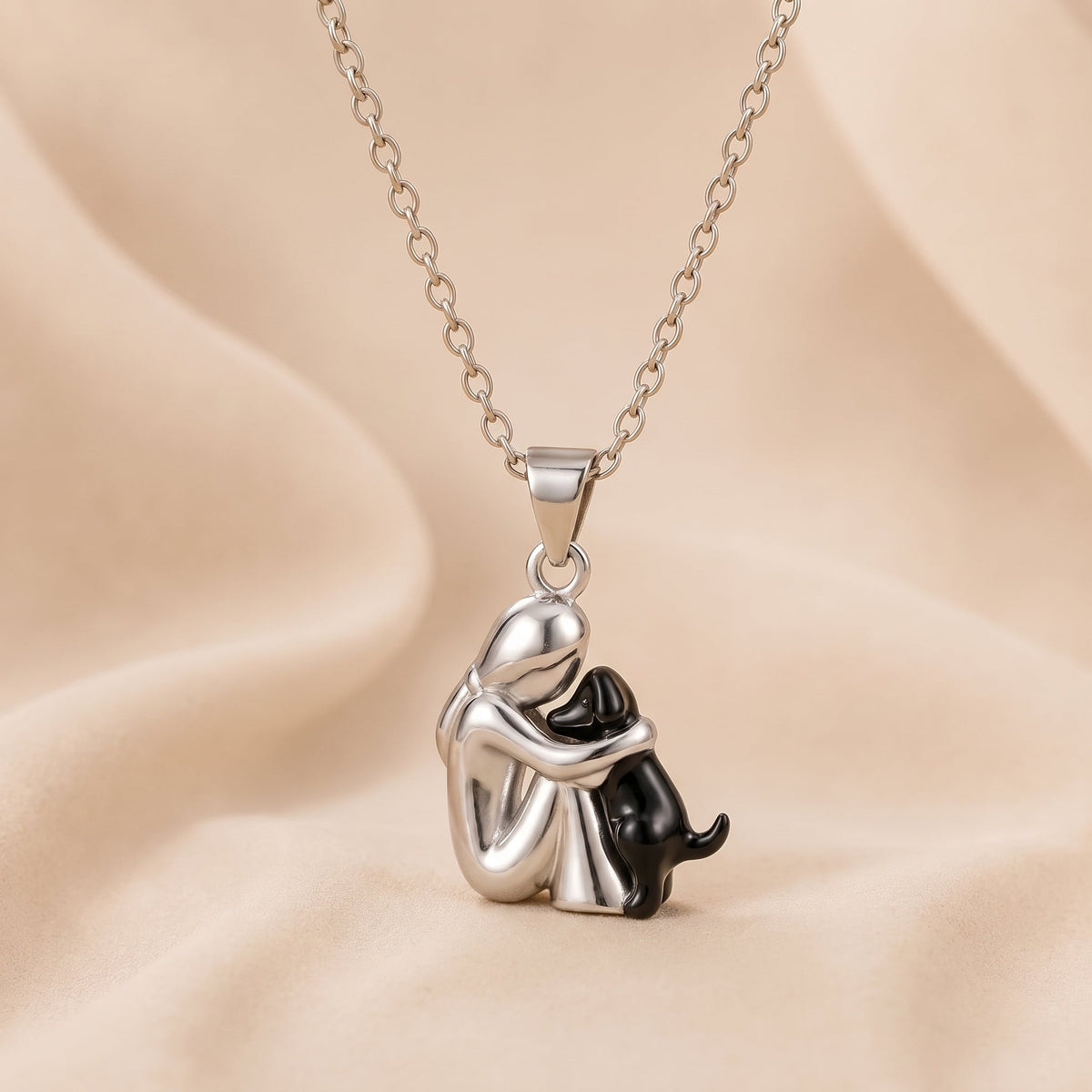 Collar con mascota abrazada – símbolo de amor por un perro o un gato