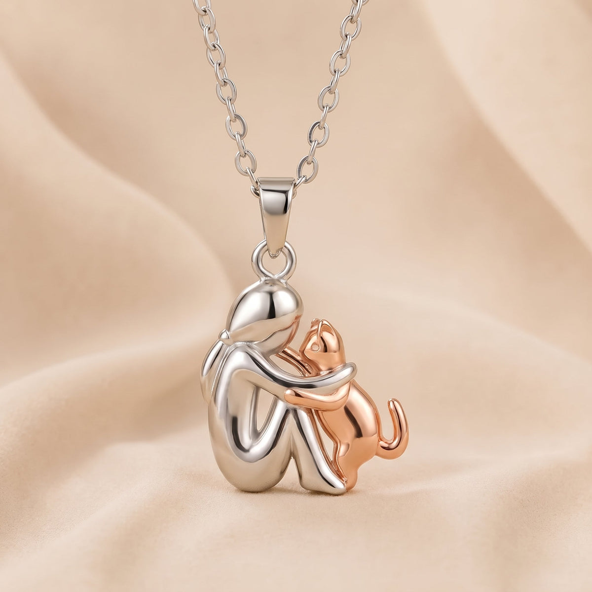 Collar con mascota abrazada – símbolo de amor por un perro o un gato