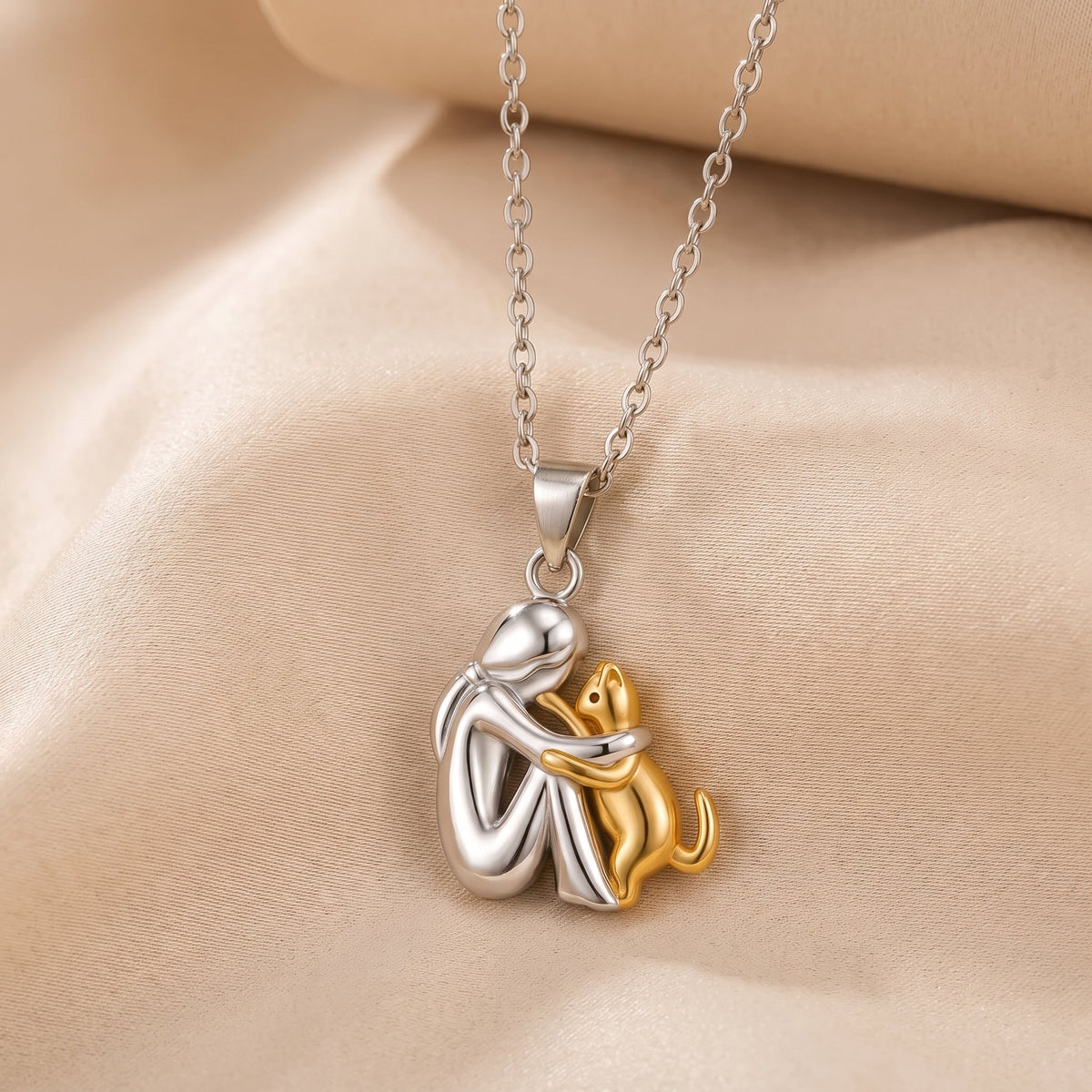Collar con mascota abrazada – símbolo de amor por un perro o un gato