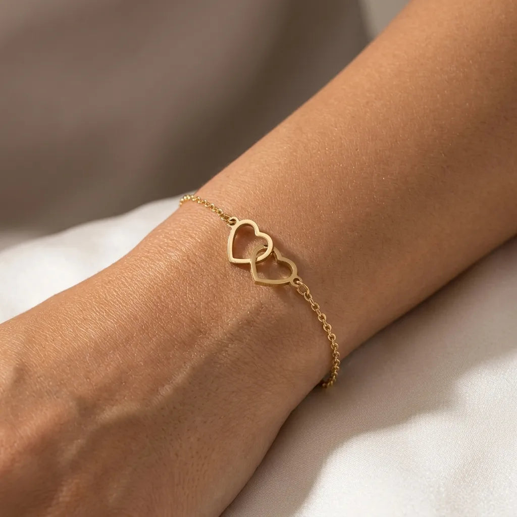 Pulsera con corazón entrelazado