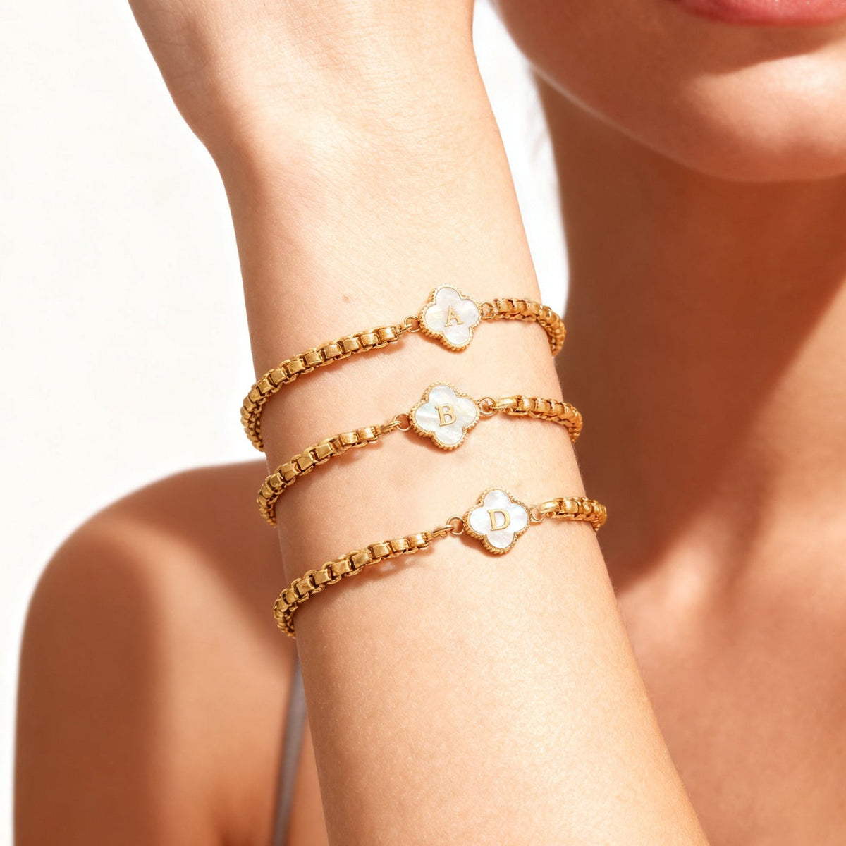 Pulsera con inicial y trébol