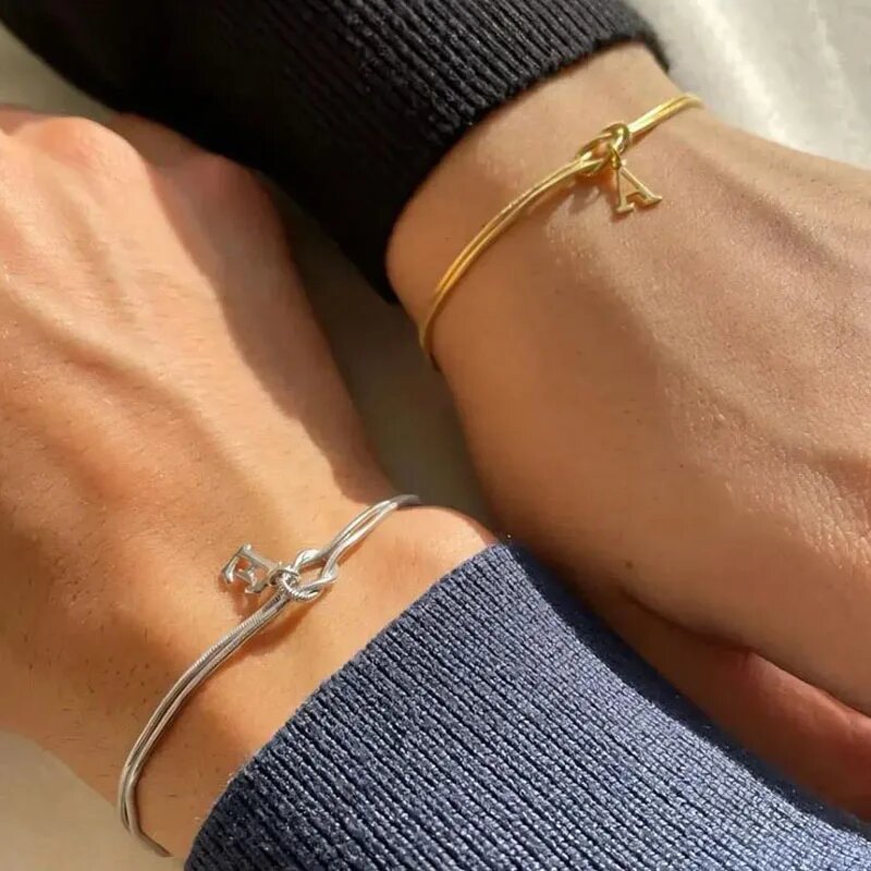 Pulsera personalizada con inicial y nudo infinito