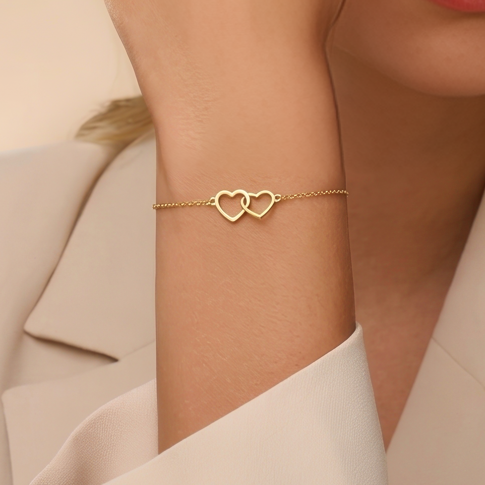 Pulsera con corazón entrelazado