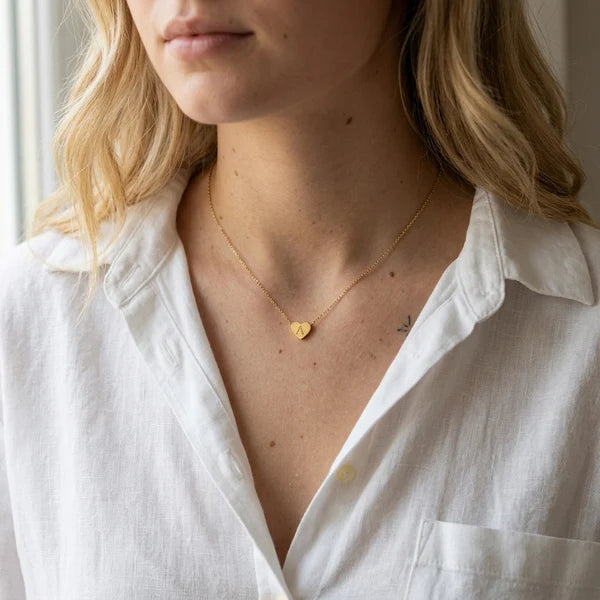Collar con inicial en forma de corazón
