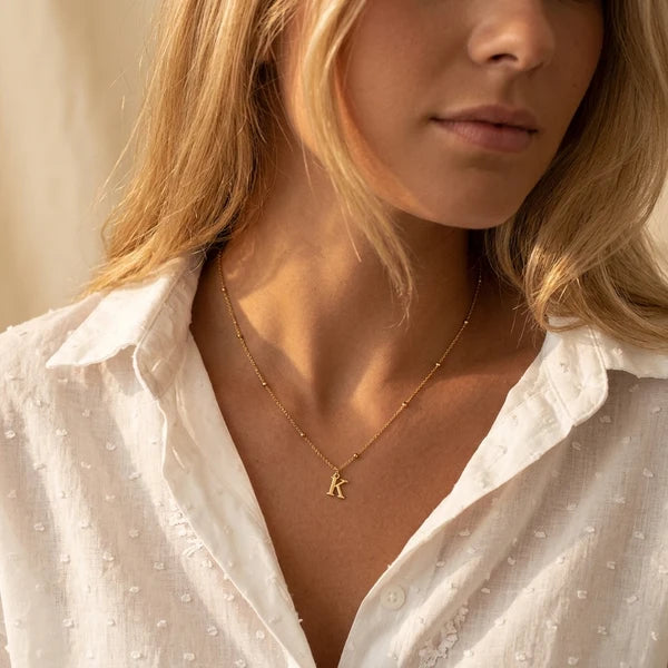 Collar con inicial y cadena de bolitas