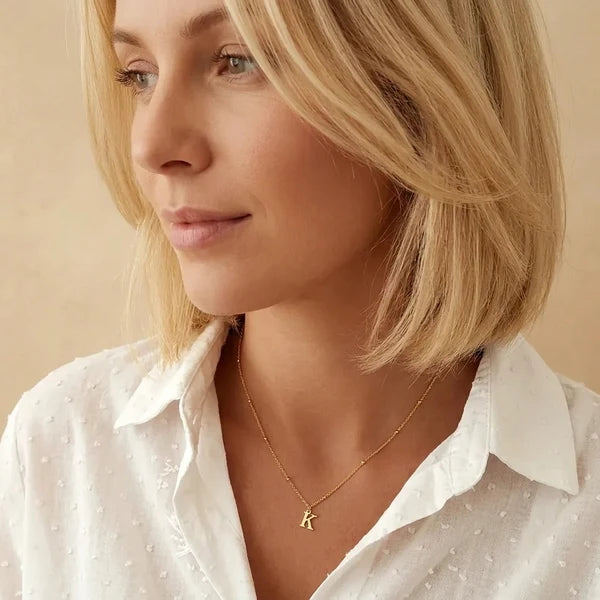 Collar con inicial y cadena de bolitas