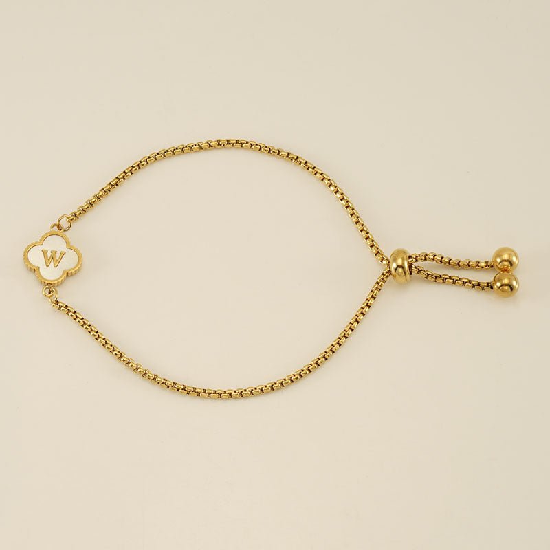 Pulsera con inicial y trébol