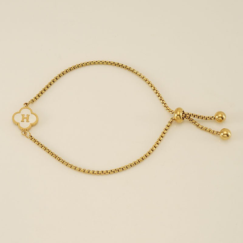 Pulsera con inicial y trébol