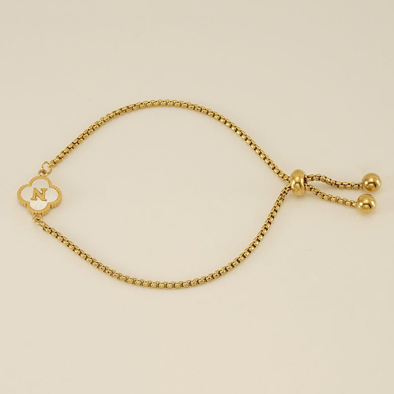 Pulsera con inicial y trébol