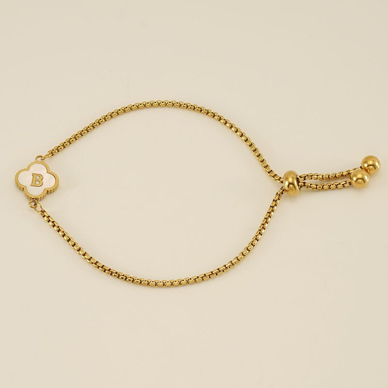 Pulsera con inicial y trébol