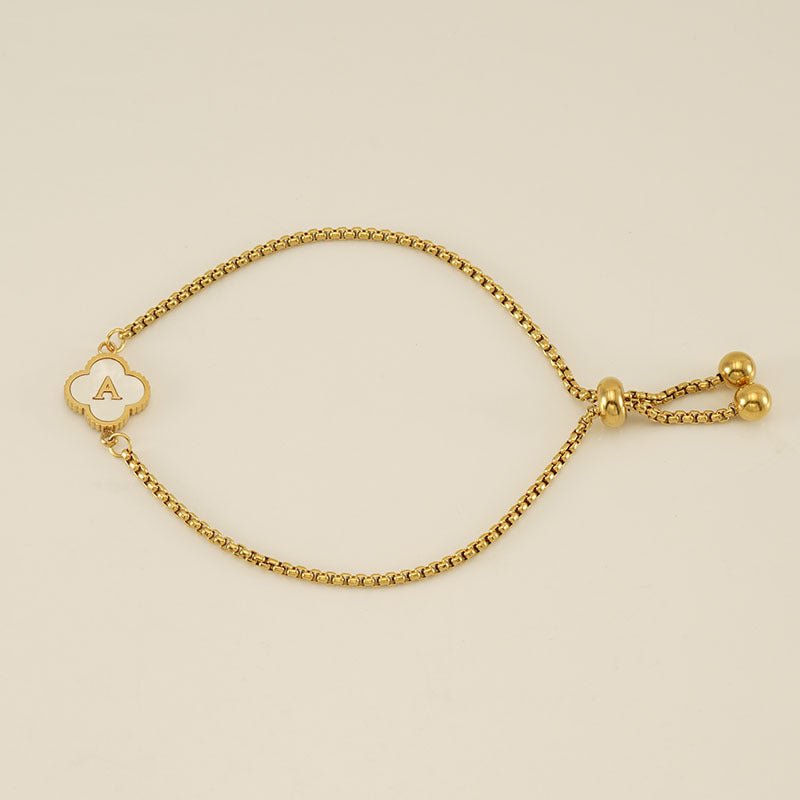 Pulsera con inicial y trébol