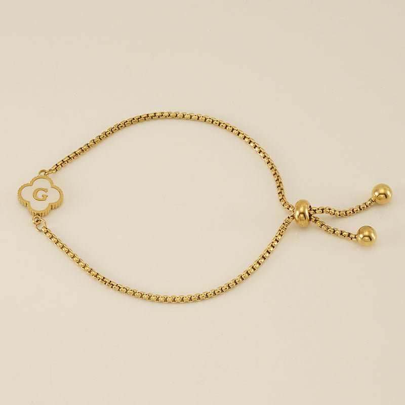 Pulsera con inicial y trébol