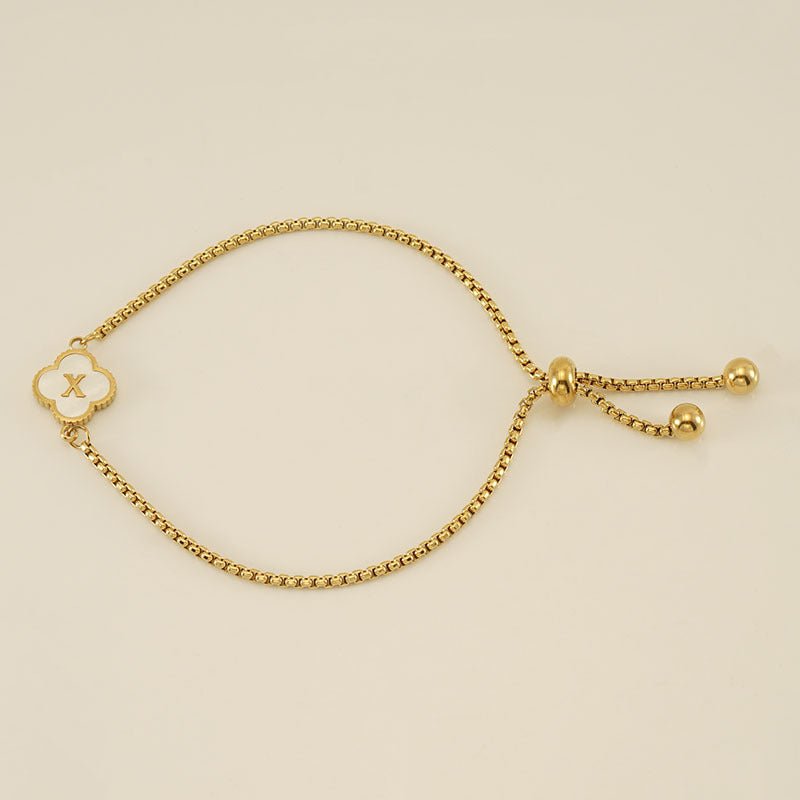 Pulsera con inicial y trébol