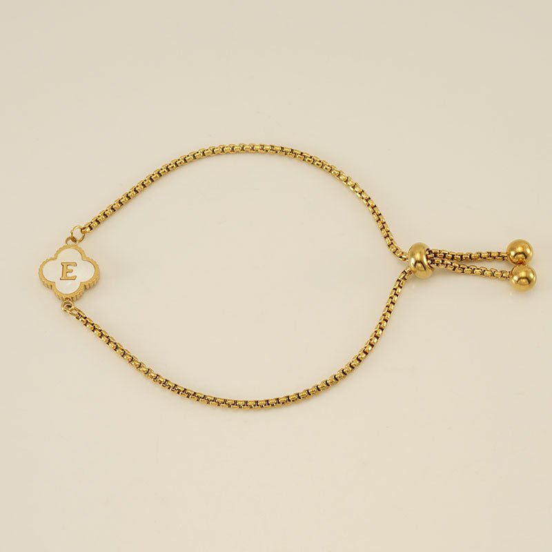 Pulsera con inicial y trébol