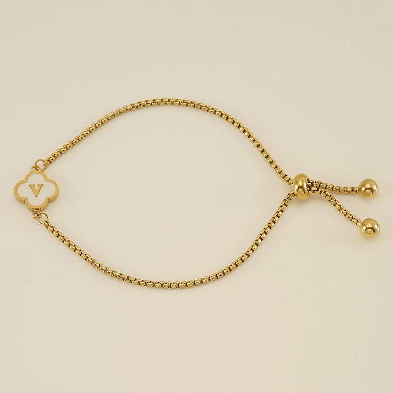 Pulsera con inicial y trébol