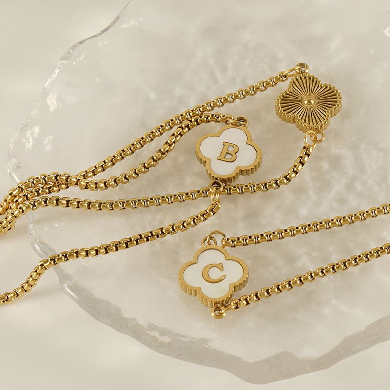 Pulsera con inicial y trébol