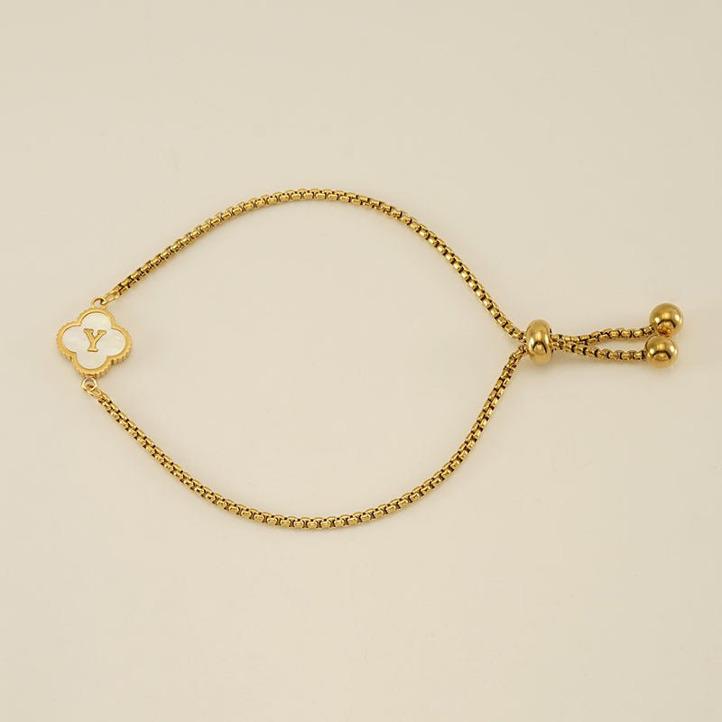 Pulsera con inicial y trébol