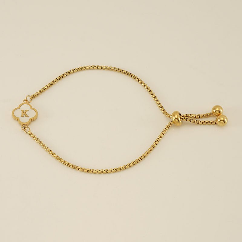 Pulsera con inicial y trébol
