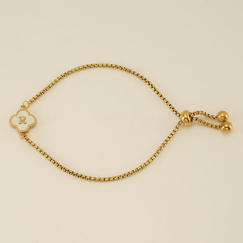 Pulsera con inicial y trébol