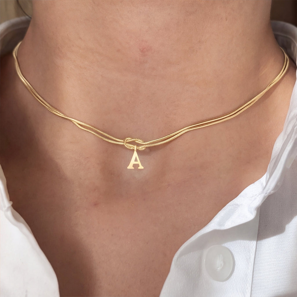 Collar personalizado con inicial y nudo del infinito