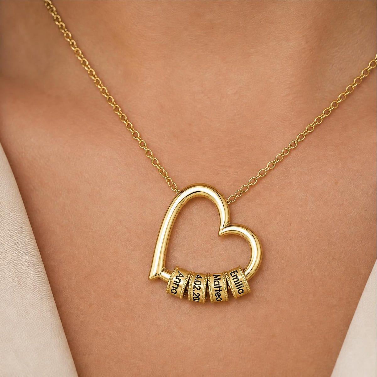 Collar personalizado con corazón y colgantes grabados