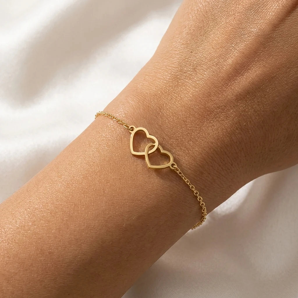 Pulsera con corazón entrelazado